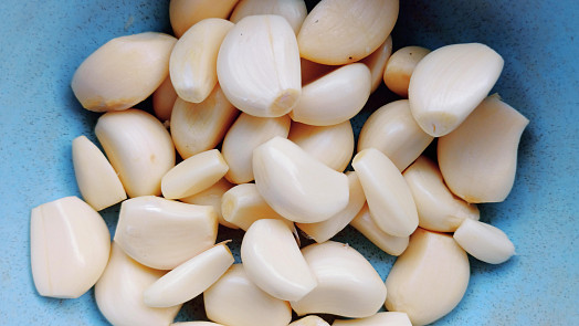 Nebaví vás loupání česneku? Zkuste to podle našeho videonávodu rychle a bez námahy