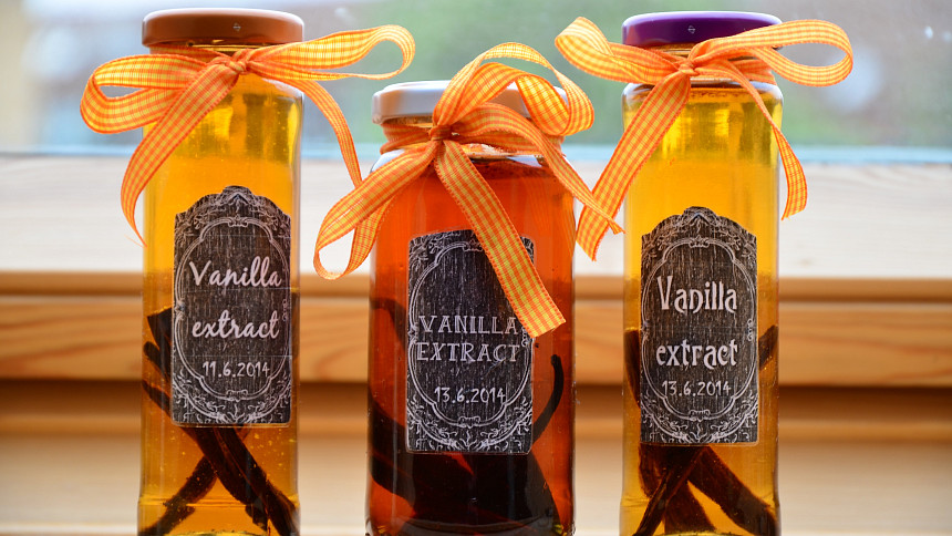 Připravte si voňavý vanilkový extrakt. Je snadný a má široké využití v kuchyni