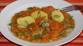 Vepřové maso na mrkvi: Se snadným receptem vykouzlíte skvěle šťavnatý oběd