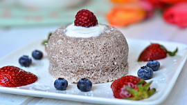 Jak připravit mug cake? Malý dezert v hrníčku je hotový během několika minut