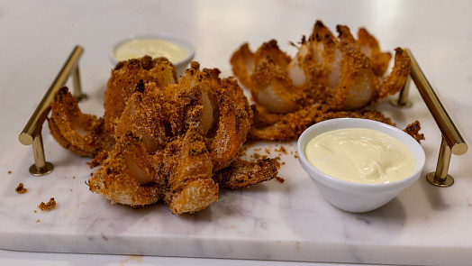 Smažený cibulový květ je snadný a je k nakousnutí. Videonávod vás ho naučí