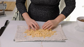 Domácí flíčky udělají z polévky pohádku. Naučte se je podle videonávodu