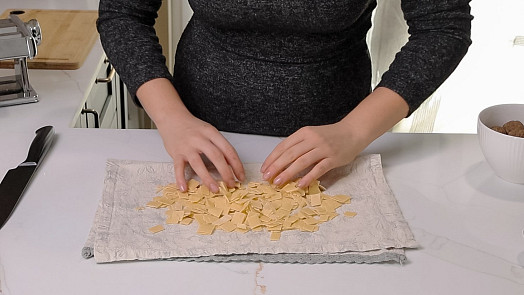 Domácí flíčky udělají z polévky pohádku. Naučte se je podle videonávodu