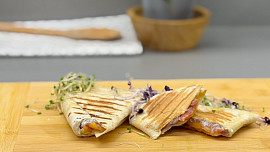 Zapečené plněné trojhránky z tortilly podle videonávodu jsou rychlé a zasytí