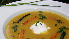 15 receptů na krémové polévky: Poznejte sladké a zemité kouzlo kořenové zeleniny