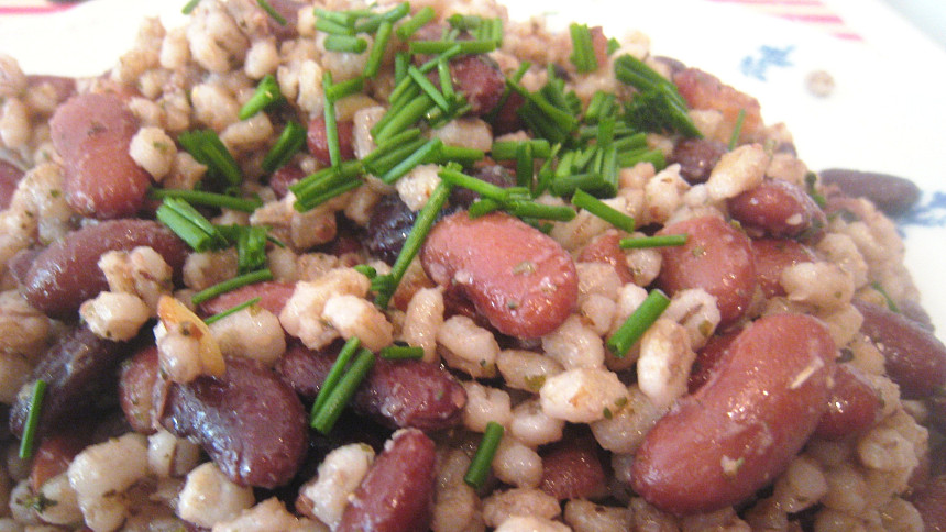 Šumajstr je staročeské postní jídlo z krup a barevných fazolí, podobné šouletu