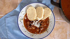 Hospodský guláš podle ČSN: Uvařte si doma českou klasiku, která zasytí i zahřeje