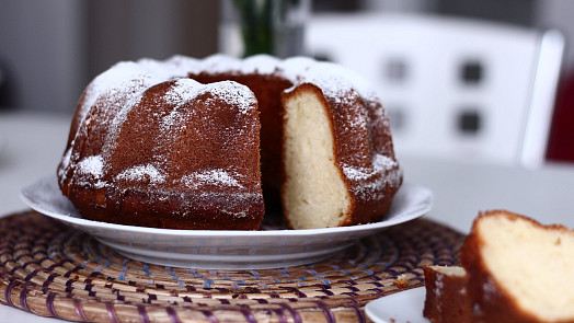 Jogurtovou bábovku hravě zvládne i začátečník. Díky jogurtu je krásně vláčná a vydrží