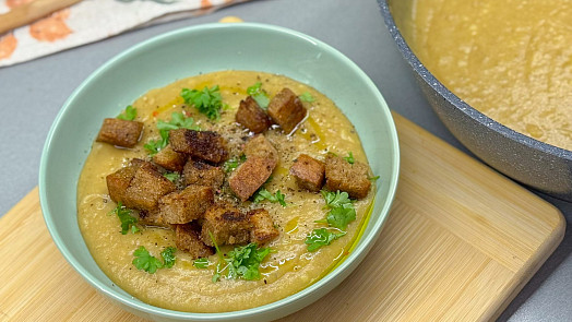 Krémová česnečka zahřeje a postaví na nohy. Vyzkoušejte ji podle videonávodu