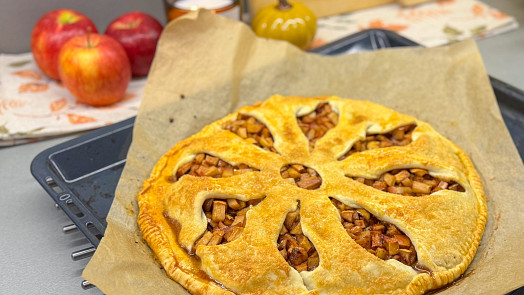Křehký jablkový koláč naláká svou vůní každého. Postup ukáže videonávod