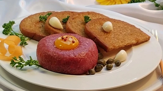 Jak na hovězí tatarák? Nepodceňte výběr masa ani jeho správné dochucení