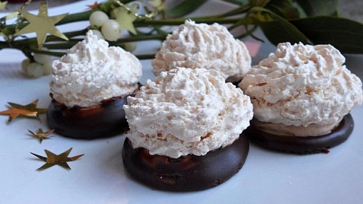 15 receptů na nadýchané kokosky: Víte, že existují i verze bez vyšlehaného sněhu?