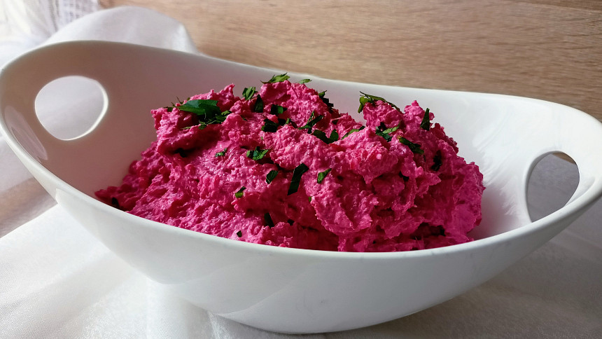 Pomazánka z lučiny a červené řepy: Oceníte atraktivní barvu i bleskovou přípravu