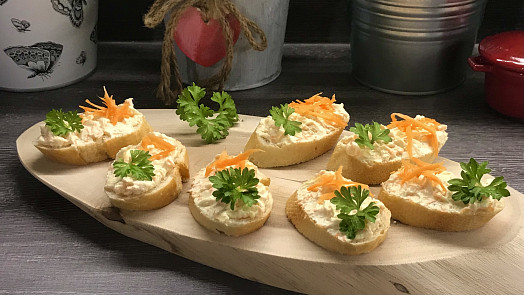 Mrkvová pomazánka je snadná, rychlá a plná vitamínů. Stačí na ni jen několik surovin