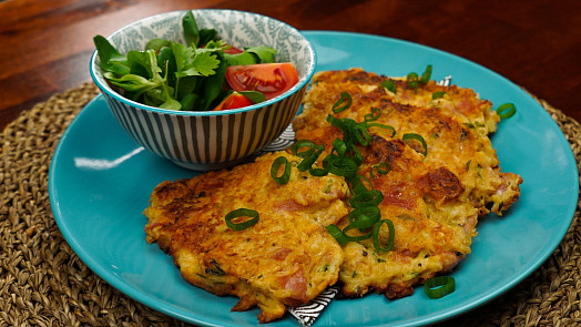 Celerové placičky se sýrem jsou křehké a vynikající. Chutnají teplé i studené