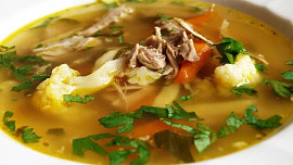 Jak udělat poctivý vývar v pomalém hrnci? Večer zapnete, ráno máte hotovo