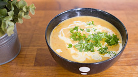 Jak uvařit jednoduchou mrkvovou polévku. Je krásně barevná a příjemně chutná