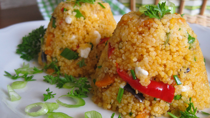 Jednoduše a rychle připravený kuskus chutná se sýrem cottage a zeleninou