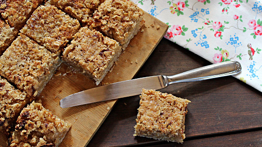 Jablečný koláč s ovesnými vločkami je krásně šťavnatý a voní máslem a skořicí
