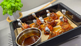 Kuřecí barbecue paličky se slaninou jsou neodolatelné. Nechte se vést videonávodem