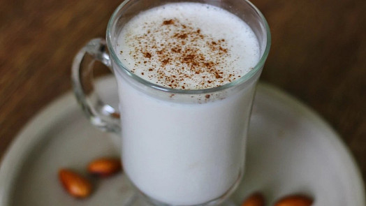 Domácí mandlové mléko: Veganskou alternativu mléka máte připravenou během chvilky