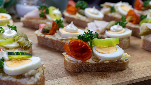 Jak udělat pomazánku na obložené chlebíčky z vařených brambor. Zdobení už je na vás