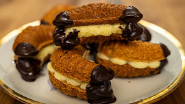 Babiččiny plněné rohlíčky z ořechového těsta a máslového krému chutnají famózně