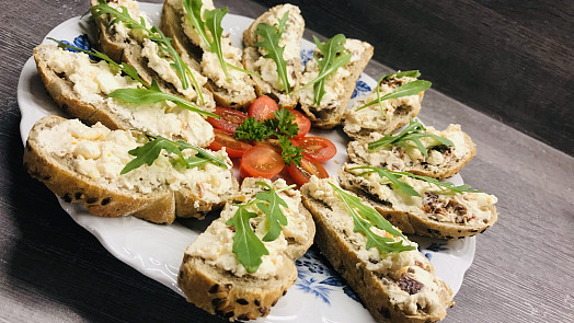 Z balkánského sýru můžete připravit báječnou pomazánku. Stačí jen několik ingrediencí