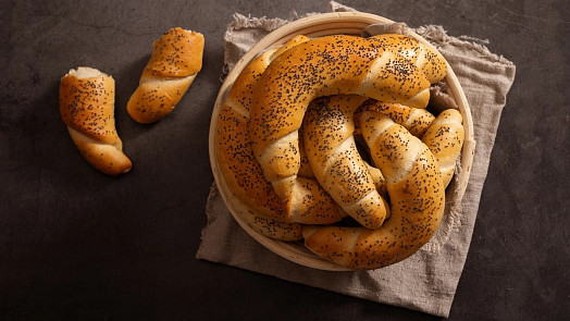 Domácí rohlíky: Práce s kynutým těstem je relax, který vás odmění chutným pečivem