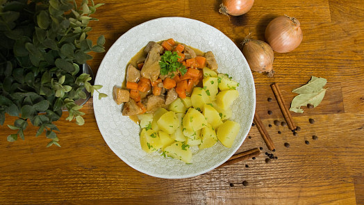 Jak uvařit vepřové na mrkvi? Tímto pokrmem potěšíte malé i velké strávníky