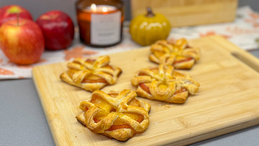 Koláčky z listového těsta s jablky voní skořicí. Snadný recept ukáže videonávod