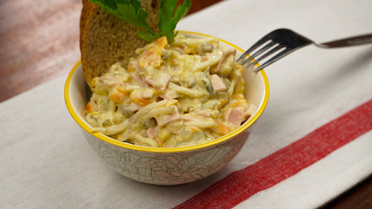 Vlašský salát: Vyzkoušejte přípravu klasiky české studené kuchyně a pochutnejte si