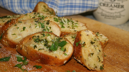 Zapečená česneková bageta a další podobné rychlovky jsou oblíbenou večeří