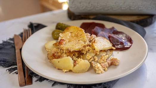 Francouzské brambory: Upečte si chutné a rychlé jídlo z jednoho pekáče podle videa