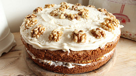 Bramborový dort s ořechy a povidly je báječný moučník našich babiček
