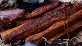 Jak na domácí uzení masa? Dbejte na správnou přípravu i vhodné skladování