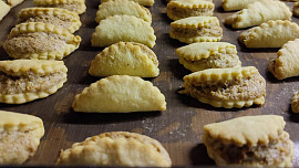 Žabí huby jsou tradiční cukroví našich babiček. Plní se obvykle ořechovou náplní