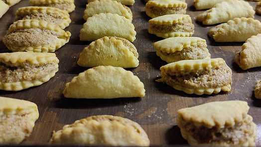 Žabí huby jsou tradiční cukroví našich babiček. Plní se obvykle ořechovou náplní