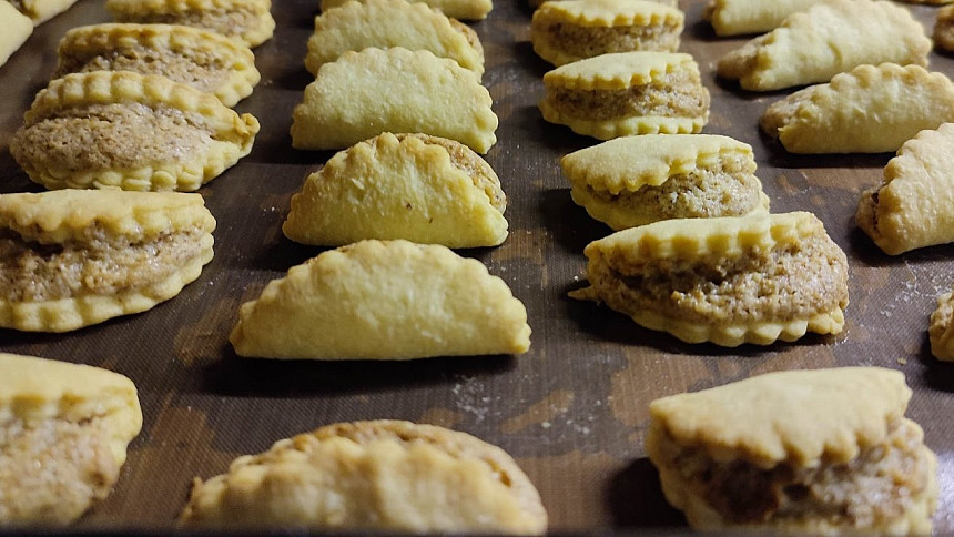 Žabí huby jsou tradiční cukroví našich babiček. Plní se obvykle ořechovou náplní