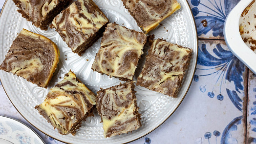 Hrnková buchta s tvarohem je jako mramorovaná. Vypadá efektně a skvěle chutná