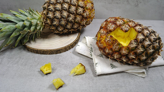 Podívejte se, jak (ne)naporcovat ananas. Další díl seriálu Top nebo stop ve videonávodu