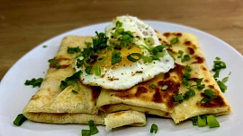 Jak na zapečené palačinky? Lze je zapéct se slanou náplní a doplnit volským okem
