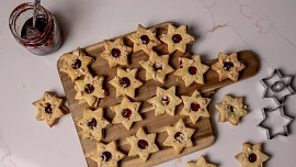 Linecké hvězdičky s mandlemi: Dopřejte si letos lehkou obměnu lineckého cukroví