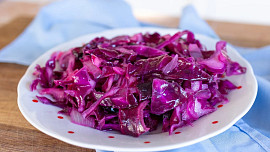 Zelný salát podle ČSN: Obloha pokrmů z dřívějších dob je na přípravu velmi snadná