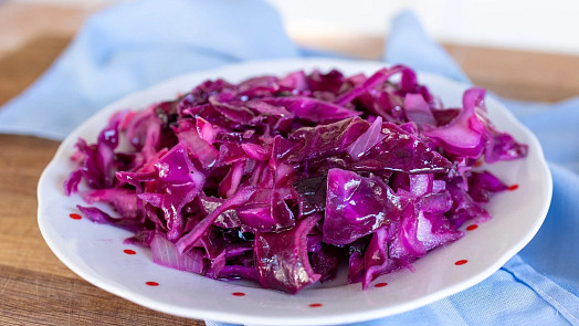 Zelný salát podle ČSN: Obloha pokrmů z dřívějších dob je na přípravu velmi snadná