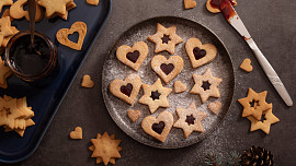 Na jakou teplotu péct linecké cukroví? Cukroví po vložení do trouby pečlivě hlídáme