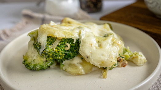 Zapečené brambory s brokolicí, smetanou a sýrem: Připravte si výborný oběd z trouby