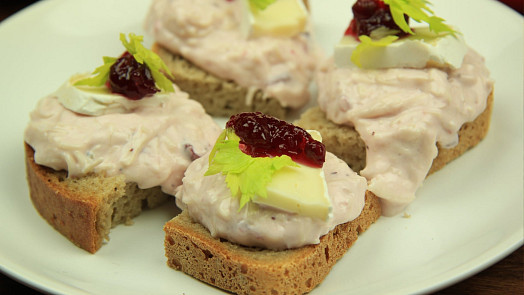 Nejlepší česneková pomazánka s brusinkami na jednohubky: Hosté budou chtít recept