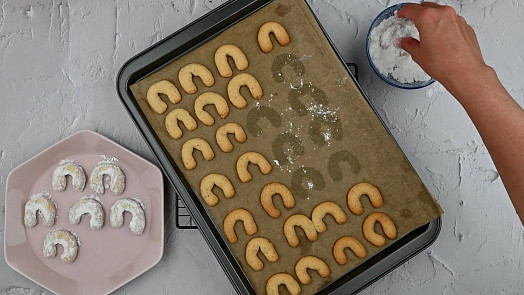 Kdy obalovat vanilkové rohlíčky v cukru? Správný čas se projeví na vzhledu cukroví