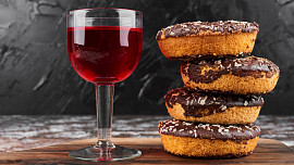 Jaké cukroví se hodí k vínu? Sladké cukroví podáváme k nakyslému vínu a naopak